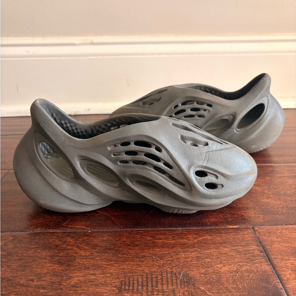 Carbon Yeezy foam runners